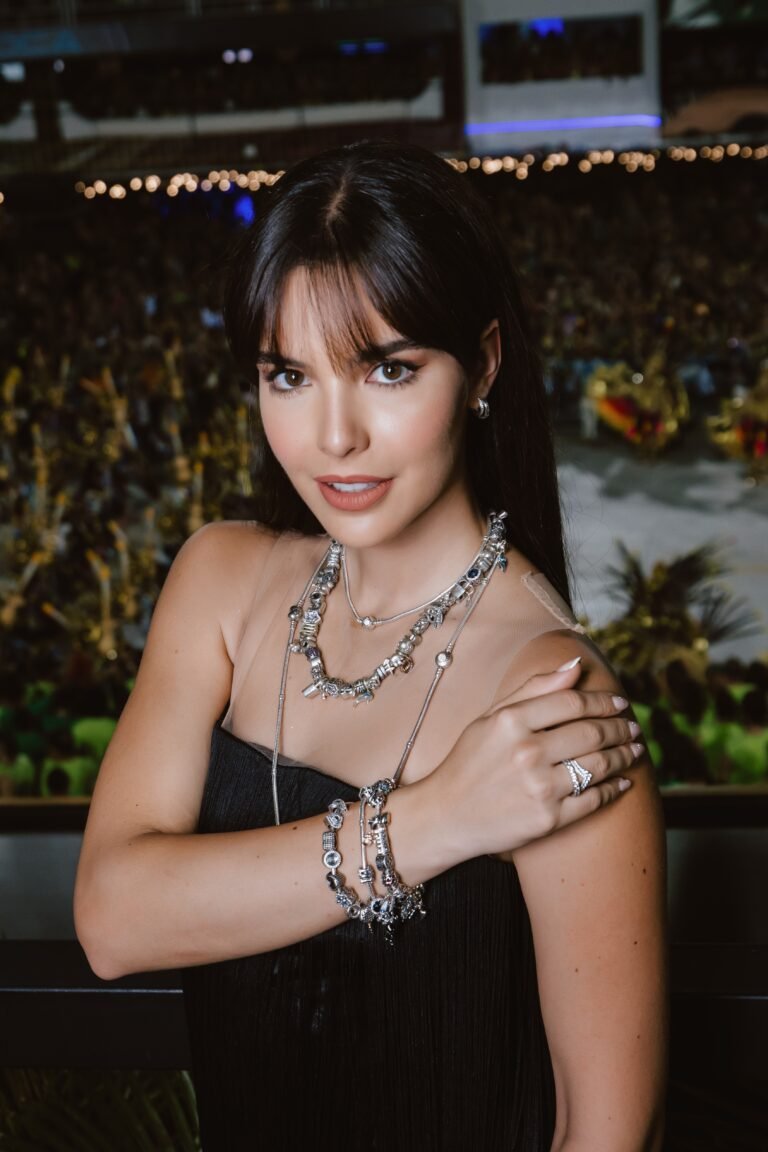 Influencers, brazaletes y charms en un espectáculo de luz y color