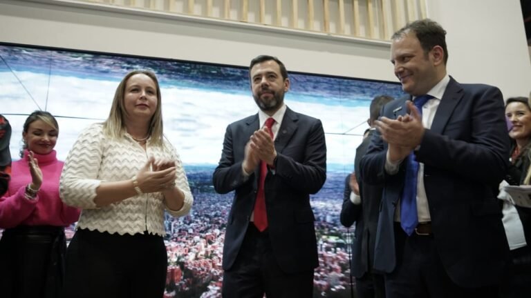 Lanzamiento de la guía turística “100 Experiencias que Deberías Vivir en Bogotá al Menos una Vez en la Vida” en la Vitrina de ANATO 2024