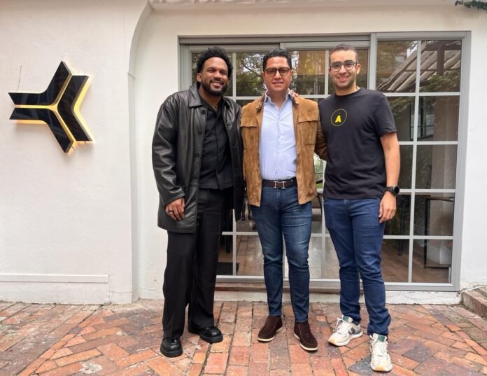El pie de foto: iz - der Everette Taylor, CEO de Kickstarter; Eder Echeverria, Country Manager Kapital Colombia y Juan Gabriel Arboleda, socio fundador de Starter Company y creador de StartCo.