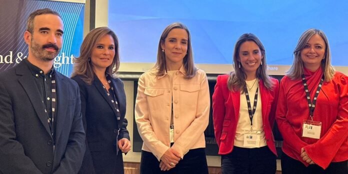 En la foto, de izquierda a derecha aparecen: Mauricio Vélez, director de Sostenibilidad de Asobancaria; Turenna Ramírez, socia de Holland & Knight México; Ana María Gómez, presidente de Asoleche; María Fernanda Quiñones, presidente Ejecutiva de la Cámara de Comercio Electrónico e Inés Elvira Vesga de Holland & Knight.