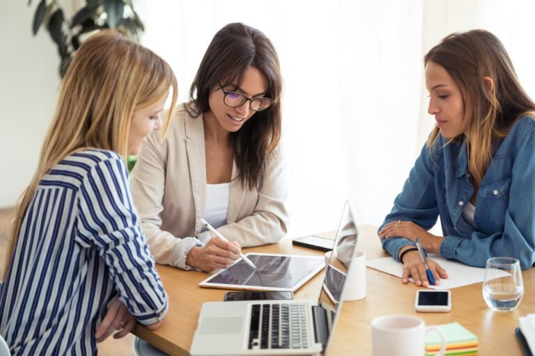 Solo 2 de cada 10 mujeres en Colombia negocian su oferta laboral