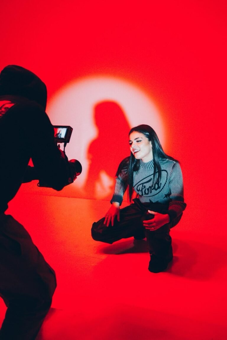 Lucía de la Puerta da un audaz giro en su carrera con su nueva canción ‘Deab’