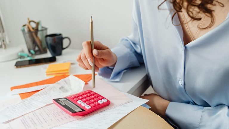 Arranca nueva norma de facturación electrónica para ferreterías, peluquerías y más negocios en Colombia