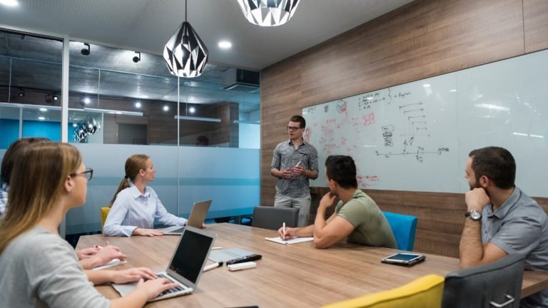 4 razones por las que la colaboración entre integradores y startups revoluciona la tecnología en Colombia