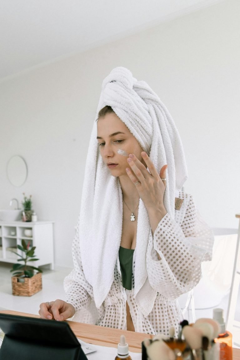 Conoce 5 formas de incluir skincare en tu maquillaje diario