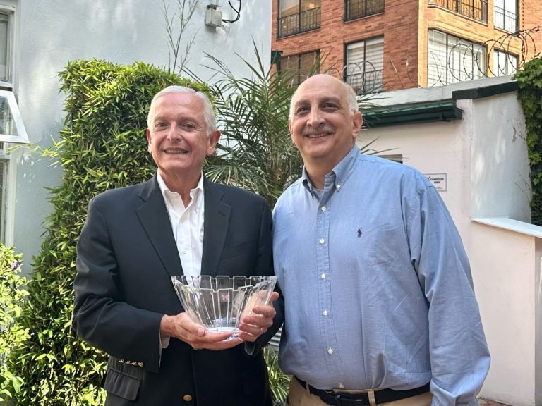 Augusto Solano, presidente de Asocolflores, recibe el premio “embajador del American Floral Endowment 2024”.