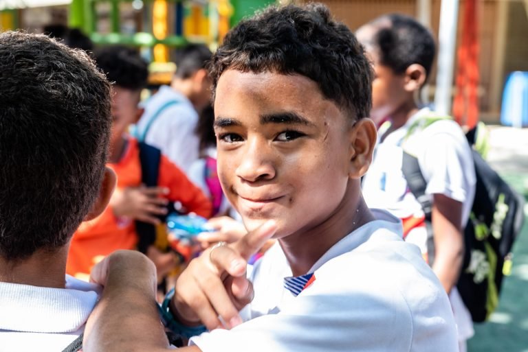 Shakira une fuerzas con Code.org y Amazon para promover la educación en ciencias de la computación entre los jóvenes hispanos