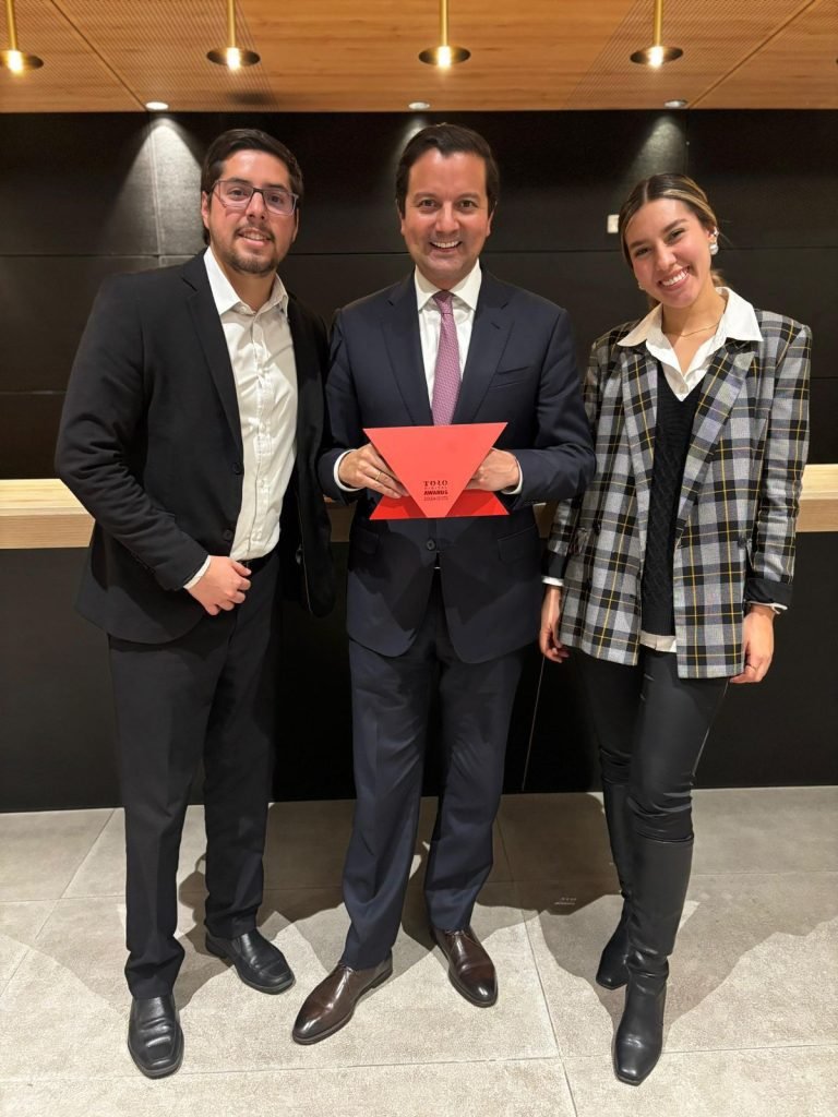 Toro Digital destaca con los AWARDS 2024 a empresarios y líderes de opinión.