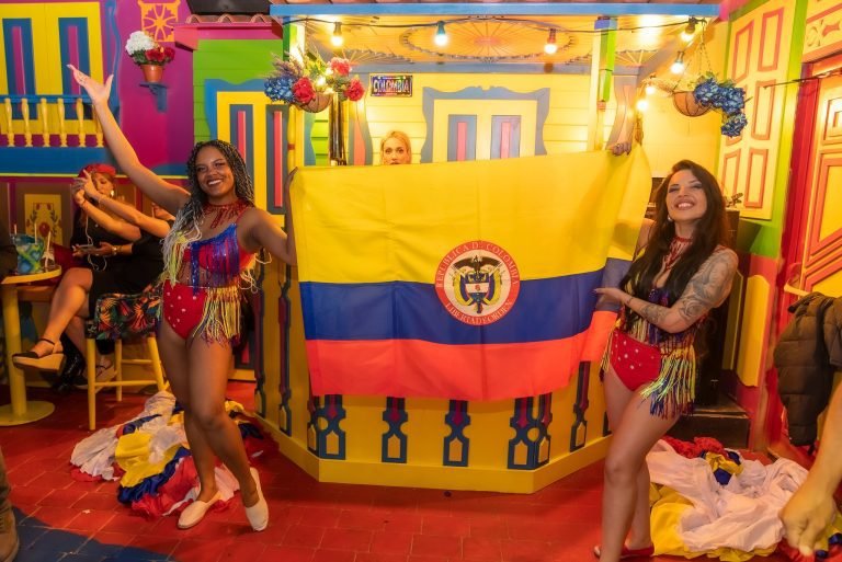 Asobares Colombia y la fiesta del país, presentes en FITUR 2025.