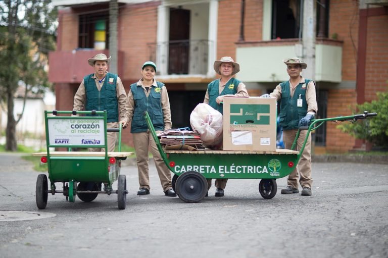En 2024 Grupo Familia entregó 9 viviendas a recicladores, beneficiando a 33 personas en Colombia
