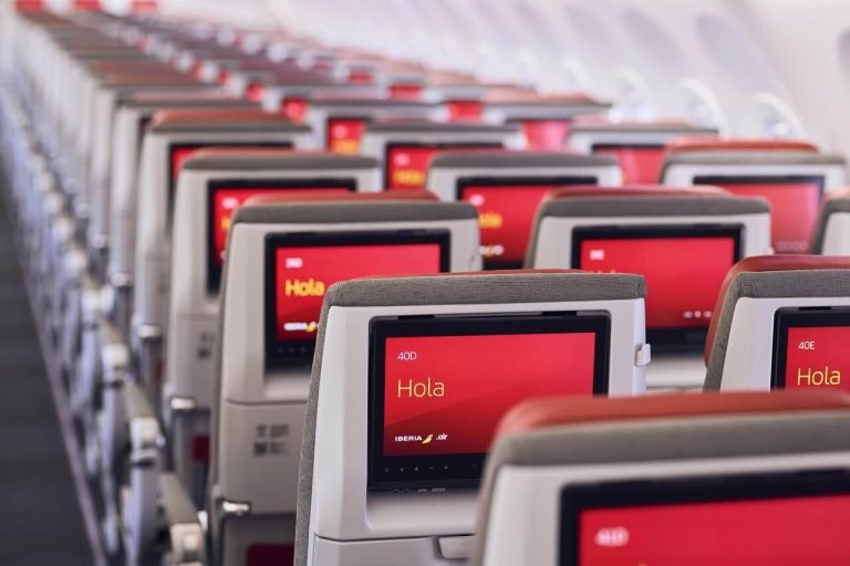 Iberia pone a la venta récord de asientos para el verano 2025 y mantendrá tres vuelos diarios a Bogotá