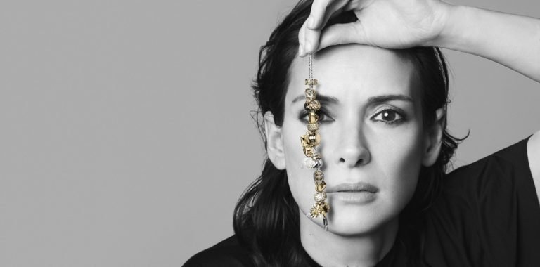 Winona Ryder protagoniza la nueva campaña Be Love de Pandora
