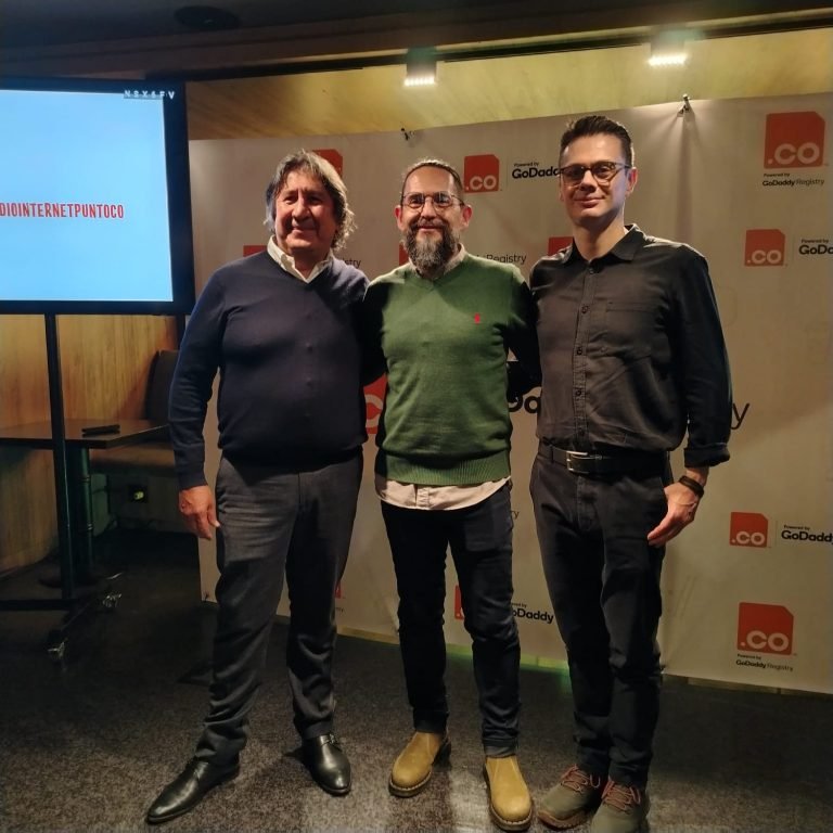 Así piensan los colombianos sobre Internet, IA y teletrabajo en 2024