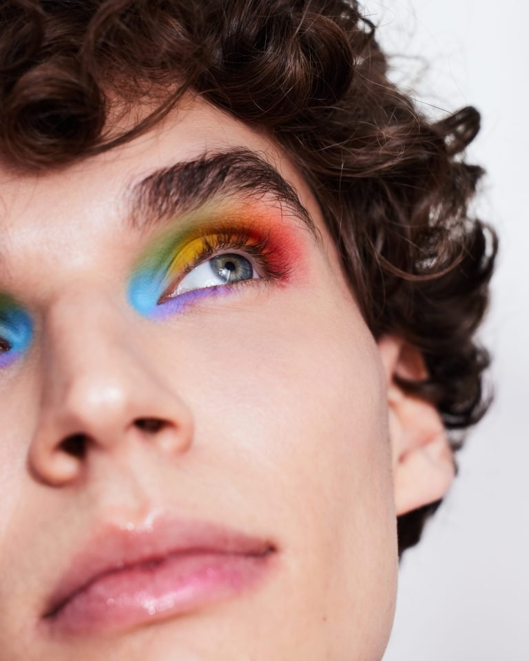Belleza sin etiquetas: el maquillaje como herramienta de expresión en el mes del Pride