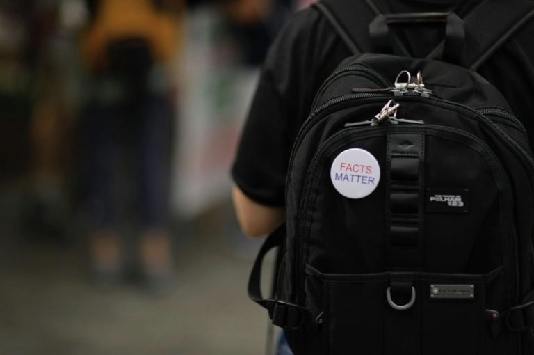 Cómo la IA y el fact-checking están reescribiendo las reglas contra la desinformación en Latinoamérica