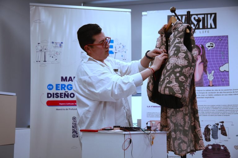 VESTIK, un chaleco que revoluciona la terapia respiratoria para jóvenes con fibrosis quística gana la primera edición del James Dyson Award en Colombia