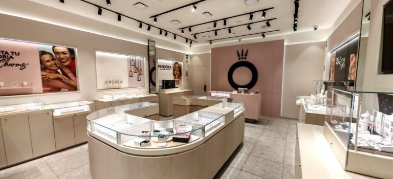 Pandora renueva su presencia en Colombia con la transformación de sus tiendas insignia en Medellín y Bogotá
