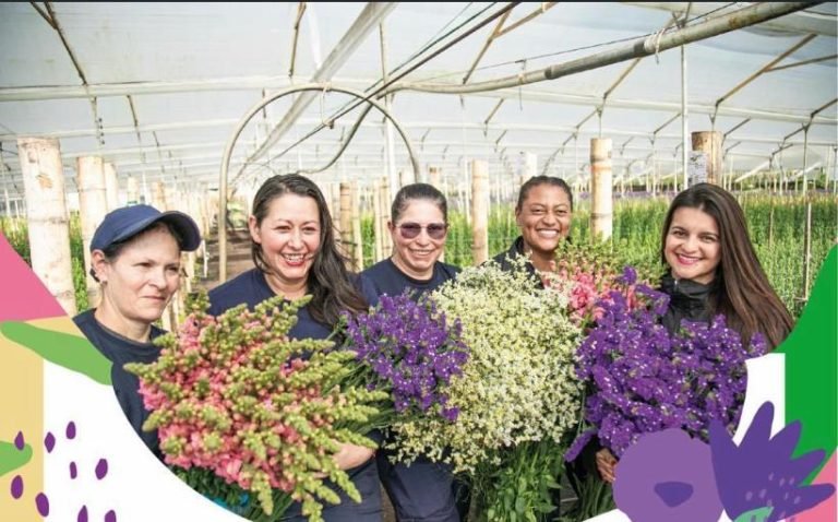 Flores que salvan vidas: el compromiso de Asocolflores con la mujer rural.