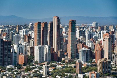 Tasas hipotecarias caen a 11% y reactivan el mercado inmobiliario en 2025