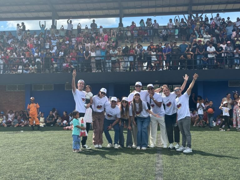 Más de 2.000 regalos volaron hasta la Amazonía para alegrar a los niños de Mitú