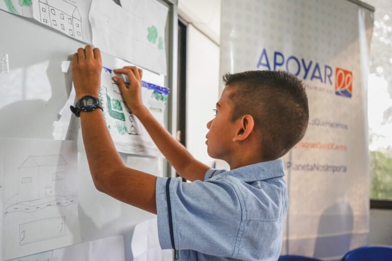 Generar escuelas seguras: La apuesta para mitigar los efectos de la guerra en la niñez colombiana