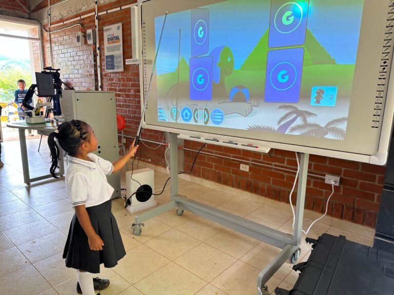 Un robot inspirado en el oso andino se desarrolla en Cali para transformar la educación tecnológica