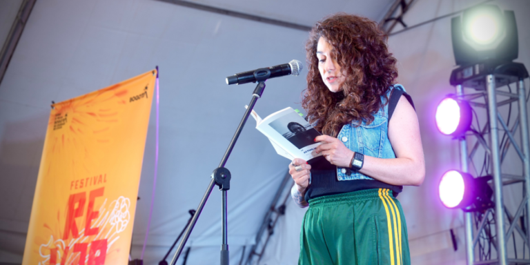 ¡Buscamos poetas! Llega un nuevo micrófono abierto de Reverso Bogotá para llenar la ciudad de poesía